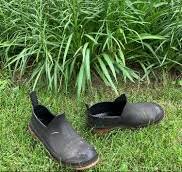What are good gardening shoes for wet and hot conditions?