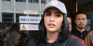 Dia tengah berjemur dan tetap tampil cantik mengenakan kemben dan kacamata hitam. Dianggap Bawa Kabur Anak Usia 5 Tahun Tyas Mirasih Beri Penjelasan Ke Kpai Merdeka Com