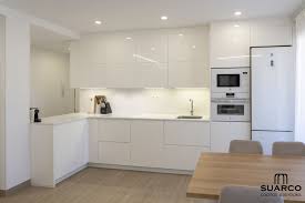 Da igual que sea pequeña. Cocina Integrada Al Salon Cocina Pvc Cocinas Modernas Espacios Pequenos Pequenas Cocinas Abiertas