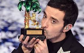 Mim do c'è una ragione che cresce in me e una paura che nasce re si l'imponderabile confonde la mente finchè non si pente sol re do sol e poi per me più che normale do sol lam che un'emozione da poco, mi faccia stare male. Speciale Sanremo 2020 Testi E Accordi Canzoni In Gara