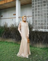 Rekomendasi model baju pesta modern untuk wanita berhijab (foto: 10 Ide Simple Dress Dengan Hijab Buat Kondangan Modelnya Kekinian