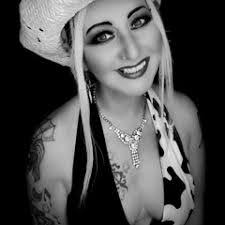 Dina Kelly's Instagram, Twitter & Facebook