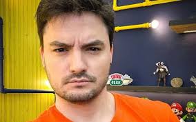 Felipe Neto se declara para namorada: 'Fez eu me sentir vivo'