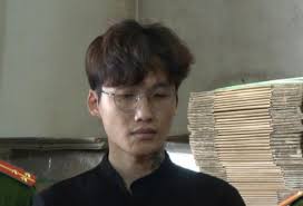 Lãnh án 8 năm tù vì ham kiếm tiền bất chính từ việc mua bán mũ bảo hiểm giả