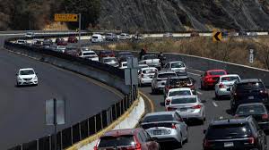 6 muertos en ( tres eventos el primero solo lesionados, a unos 500 mts dos muertos y a otro 500 mts los 3 muertos y a otros 200 mts muertos) 15 lesionados 7 traslados autos 15 2 trailers aproximado de 13 motos involucrados. Accidente En Autopista Mexico Cuernavaca Provoca La Muerte De 2 Motociclistas