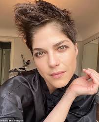 She played a number of small roles in films and on television before obtaining recognition for her leading role in the film brown's requiem (1998). Selma Blair Takes To Instagram To Share Hair Colouring Session That Makes Her Feel Brand New Aktuelle Boulevard Nachrichten Und Fotogalerien Zu Stars Sternchen