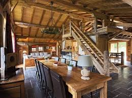 Le Style Campagne Authentique Dans Une Ferme Savoyarde Elle Decoration Maison Escalier Rustique Deco Maison