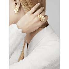 Bague Entre Les Doigts Frivole Vcarb67600 Van Cleef Arpels Frivole Beaux Bijoux Bijoux Diamant