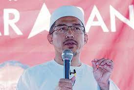 His appointment at the time and the subsequent appointment of several yadim board members. Nik Omar Dilarang Jadi Imam Masjid Tok Guru