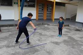 Un juego realista (aunque se permite algunas licencias como poner rampas para realizar. Juegos Tradicionales De Quito Juegos Tradicionales De Quito Para Adultos Propuesta De Canal Rtu Programa En Esencia Reportaje Sobre Los Juegos De Antano En El Centro De Quito