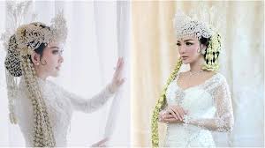 Gaya rumah adat suku sunda bentuknya berupa rumah panggung. Potret Cantik 7 Seleb Kenakan Busana Adat Sunda Saat Menikah Anggun Banget Hot Liputan6 Com