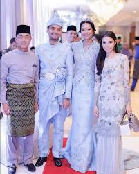 Dan yang berseri itu bertukar jadi lebih indah kerana mempelai menyarung busana rekaan dato' rizalman ibrahim. Sweet Datuk Seri Mukhriz Sekeluarga Turut Sama Rancang Perkahwinan Ally Mukhriz Suami Remaja