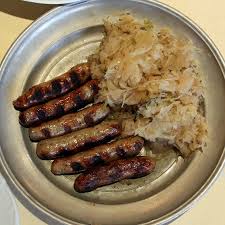 Join us for an early lunch in nuremberg, germany as we eat nürnberger rostbratwurst (nuremberg sausage) unique to this bavarian city in the heart of the old. 700 Jahre Nurnberger Die Lange Geschichte Einer Kurzen Wurst Kultur Franken Br De