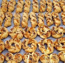 tuzlu pastane kurabiyesi 250 gr yumusak tereyag 1 cay bardagi siviyag 2 yumurta aki sarilari yuzune 1 cay kasigi kabartma yemek tarifleri yemek yemek pornosu