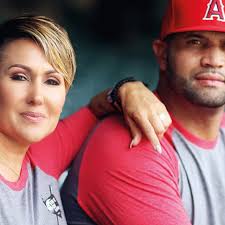 Esposa de Albert Pujols da para atrás y afirma anuncio de retiro no es  oficial