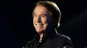 Julio Iglesias apoya a Raphael en su crisis de salud y le recuerda que "un  campeón puede con todo"