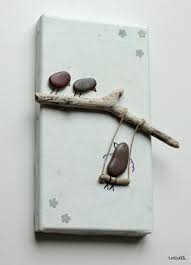 Accueil > les tutoriels bois flotté > tableau végétal en bois flotté. Tableau Galets Oiseaux Bois Flotte Fond Blanc Touches Couleurs Rectangulaire Dessin Humoristique Decorations Mur Atelier Deco Art De Galets Decoration Murale