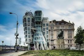 Die stadt prag hat viele sehenswerte gebäude zu bieten, doch wer denkt es gibt nur interessante gebäude aus früheren. Tanzendes Haus Prag Die Architektur Gebaude Haus Tschechisch Tschechische Republik Sehenswurdigkeiten Modern Design Pikist