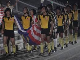 It is a story set in the 1980s during tumultuous economic times, about an unlikely team of footballers whose disagreements have left them with a streak of embarrassing losses. Ola Bola Easternkicks Com