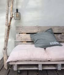 Il est vrai qu'en temps normal j'ai horreur des affaires qui s'amassent dans mon intérieur. Palettes En Bois 15 Idees Deco Pour Les Recycler En Meuble