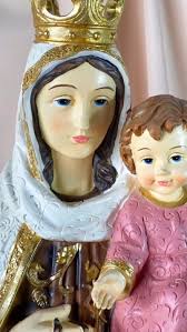 En la fe católica, la Virgen María es una sola persona, pero se manifiesta  a sus hijos de muchas maneras y en muchos lugares (Guadalupe, Lourdes, Fátima,  Luján…). Estas apariciones no cambian