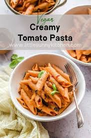 Super Easy 15 Minute Creamy Tomato Pasta Made With Just 7 Ingredients This Plant Based Quick Dinner In 2020 Easy Pasta Recipes Vegan Pasta Recipes Creamy Tomato Pasta