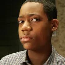 Ator de Todo Mundo Odeia o Chris bate 2 milhões de seguidores após campanha  de fãs brasileiros