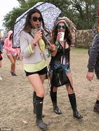 Well It Wouldn T Be Glastonbury Without It Revellers Reach For Ponchos As Showers Hit Festival But Don T Worry Sun Is On The Way Bottes Caoutchouc Bottes