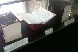 Banyak yang malas menghitung jumlah ayat dalam alkitab. Koleksi Museum Alkitab Lai Alkitab Tulisan Tangan Satu Harapan