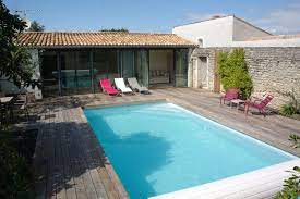 À présent, on peut profiter de designs sur mesure, spécialement conçus pour répondre aux spécificités des petits espaces. Location Ile De Re Charmante Maison Avec Piscine Chauffee Et Jardin Clos Sans Vis A Vis