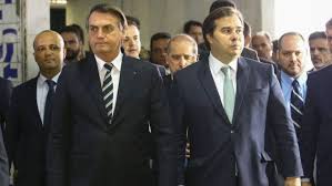 O presidente da camara dos deputados rodrigo maia irá julgar o presidente da república jair messias bolsonaro. Maia Desiste De Dar Andamento A Processo De Impeachment Contra Bolsonaro