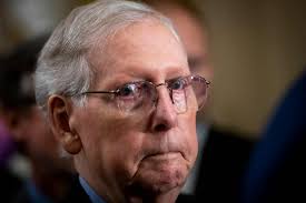 Mitch McConnell fryser till mitt under presskonferens