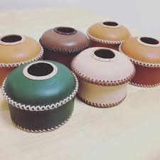 ガス缶をドレスアップ ガスカートリッジカバーがおしゃれすぎ camp hack キャンプハック ガス缶カバー レザークラフト カバー