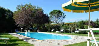 A sant'elena di silea, poco lontano dal centro di treviso e dalle romantiche acque di venezia, c'è un luogo del cuore dove il tempo scorre piacevolmente tra grande comfort e innata ospitalità.l'incantevole b&b a casa di delia ti accoglie nell'eccellenza di un'atmosfera calda e solare, con l'eleganza tipica di una dimora di charme immersa in una pace d'altri tempi. Farmhouse Agriturismo Casa Delia A Cortona In Tuscany