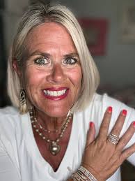 Hi all! I just wanted to introduce myself! I'm Tracey, your jewelry gal!  I'm a Park Lane stylist and would love to partner with you to share our  jewelry with your friends