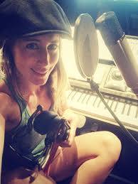 Iris hond is opgeleid tot concertpianiste en speelt naast het werk van andere componisten ook haar eigen composities. Iris Hond On Twitter For A Change Writing A Pop Song About Love Of Course La Http T Co Bqlpz3tz63