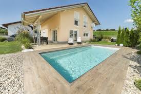 Terrasse Mit Fliesen In Dunkler Holzoptik Mit Pool In 2020 Terrassenplatten Garten Fliesen Terrasse