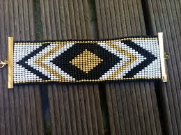 Bracelet Manchette Perles De Rocailles Par Verylittlething Sur Etsy 20 00 Bead Loom Designs Bead Loom Patterns Bead Loom Bracelets