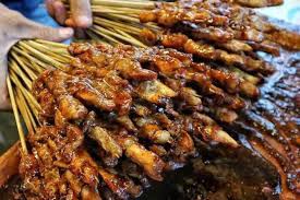 Ada banyak sekali panduan dalam bentuk video masakan bagaimana cara membuat resep sate kambing bumbu kacang yang enak dan empuk khas madura. Bumbu Olesan Sate Kambing Sebelum Dibakar Resep Khas Dan Enak Kabar Besuki