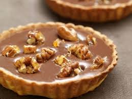 Tartelettes Chocolat Caramel Et Noix De Pecan Caramelisees Recette Tartelette Chocolat Caramel Mini Tarte Recette Nestle Dessert