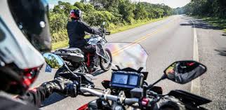 Próximo da esquina, o motociclista teria parado repentinamente. Dia Do Motociclista 10 Motivos Para Andar De Moto Uol Carros