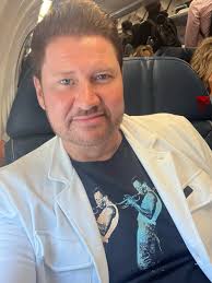 Texas bound ✈️ Super early morning for me but excited to be heading to play  the @tbaalriverfrontjazzfestival tomorrow! Shoutout to @leorever.official  for the awesome jacket, so comfortable to travel in! See you