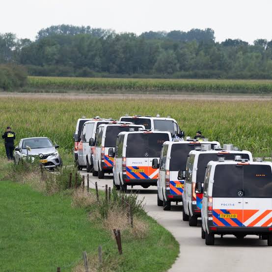 Irene ziet een man met 'bomvest' op zich af lopen na het geweld in  Overasselt | Extra | De Gelderlander.nl