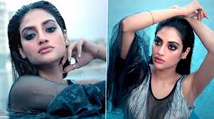 Pregnant Nusrat Jahan Looks Sultry As She Takes a Dip in a Pool in a Sexy  Black and Blue Attire; Watch Video | 👗 LatestLY