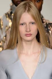 Balayage 2021 biondo freddo, bronde, miele cenere scuro a chi sta bene nuova tendenza colore capelli come curarlo, farlo da sole e quanto costa parrucchiere. Biondo Cenere 7 Tagli Capelli E Acconciature Che Lo Esaltano