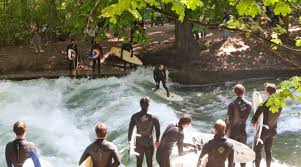Take a look at webcams near the tourist attraction eisbach englischer garten munich in the region munich (bavaria). Der Munchner Eisbach Alles Uber Das Wellenwunder In Deutschland