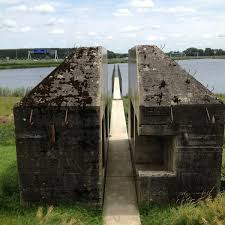 Zie nieuwe hollandse waterlinie voor meer informatie over deze waterlinie. Doorgezaagde Bunker 599 Historic Site In Culemborg