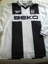 Teri uzaklaştıran yumuşak kumaş ile üretilen forma, beşiktaşlı oyuncuların deplasman maçlarında giydiği formadır. Besiktas Home Football Shirt 1998 1999