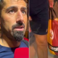 Şu durumun tersi olsa savcılar sıraya girmişti soruşturma için.. Fotoğraf:  Eyüpspor oyıncusu Kerem gs maçının akabinde gsaray poşeti ile staddan  ayrılıyor.