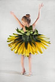 Abito in maglino con cintura e fascia per capelli. Pin Di La Figlia Dei Fiori Su Vestiti E Accessori Di Fiori Costumi Di Carnevale Vestito Da Fata Costume Da Fata